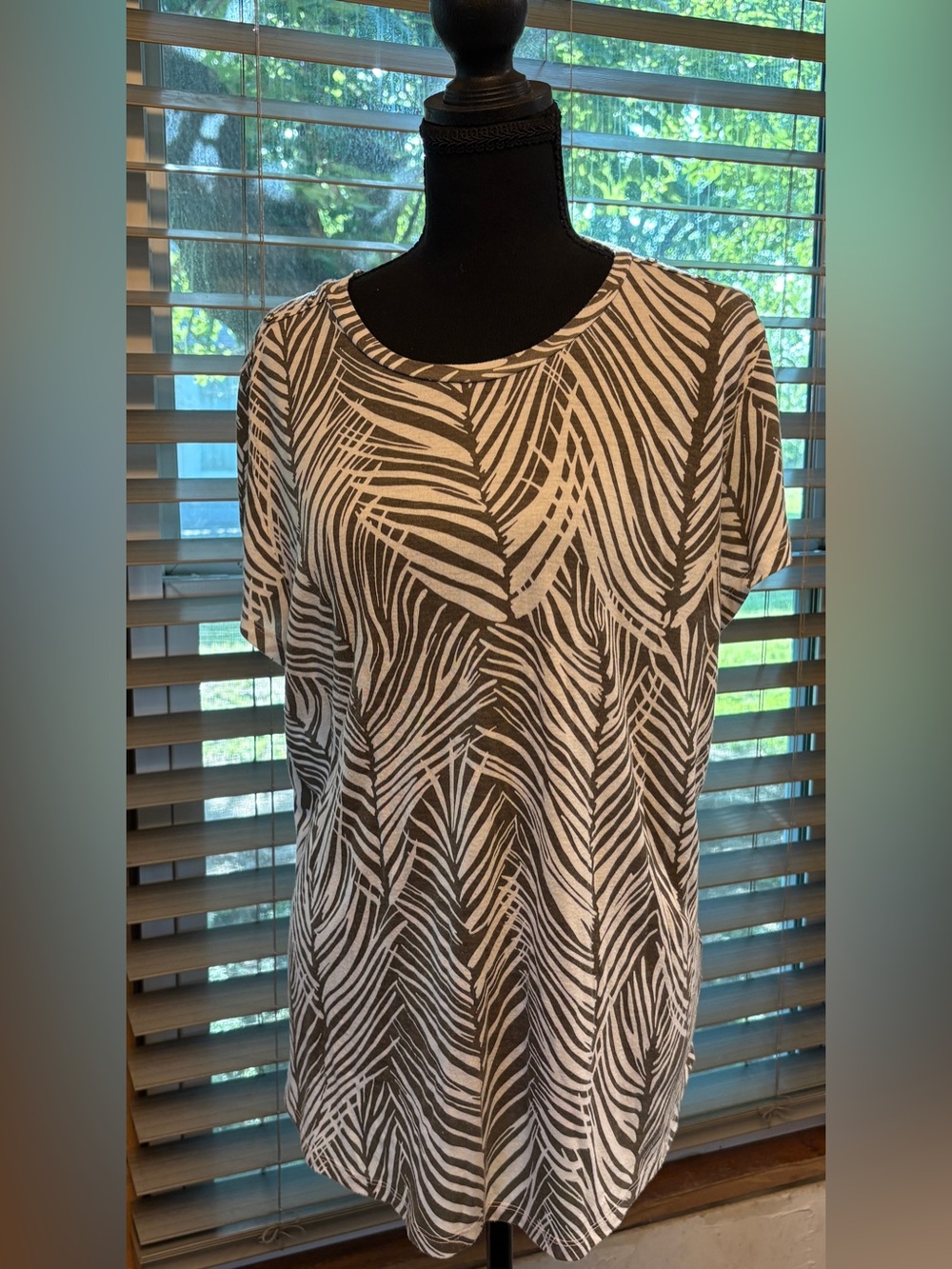 Liz Claiborne Army Green and White Leaf-Print Short Sleeve Top